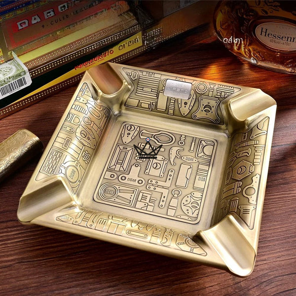 Quadratischer Zigarrenaschenbecher für 4 Zigarren, mit Reliefgravur - CURIOSA