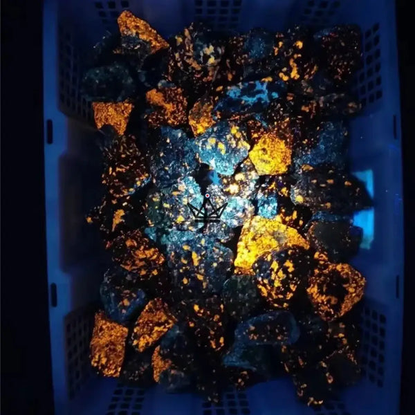Roher Yooperlite-Stein, fluoreszierend, leuchtet unter UV-Licht — GLÜHWÜRMCHEN – 6/8