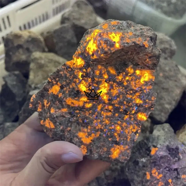 Roher Yooperlite-Stein, fluoreszierend, leuchtet unter UV-Licht — GLÜHWÜRMCHEN – 2/8
