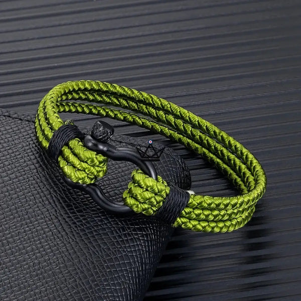 Geflochtenes Kordelarmband mit schwarzem Segelschäkel aus Edelstahl — BOSCO, Olivgrün / S
