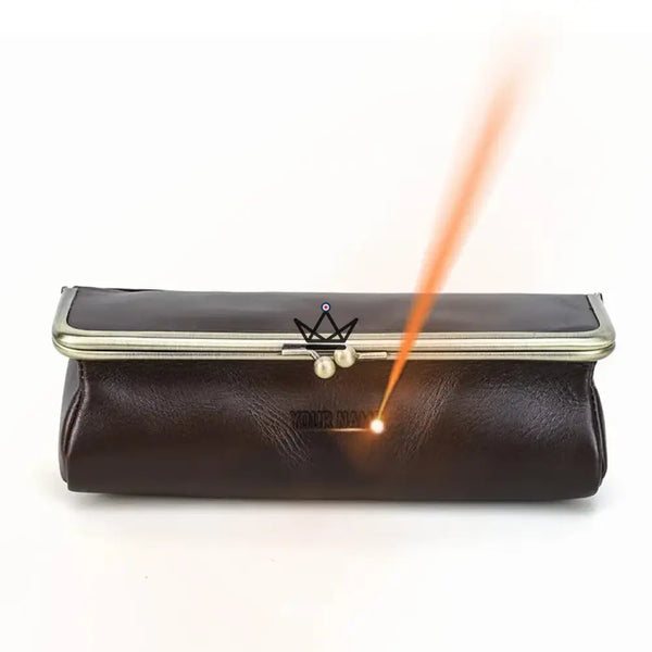 Personalisierbares Lederetui mit Vintage-Verschluss — Voyageur SCRIPT – 3/8