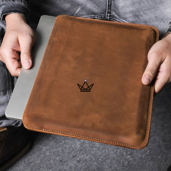 Étui en Cuir pour Ordinateur Portable personnalisable - Voyageur OS - - housse PC personnalisable - Cadeau, Noël, Anniversaire, Original - Atelier Atypique