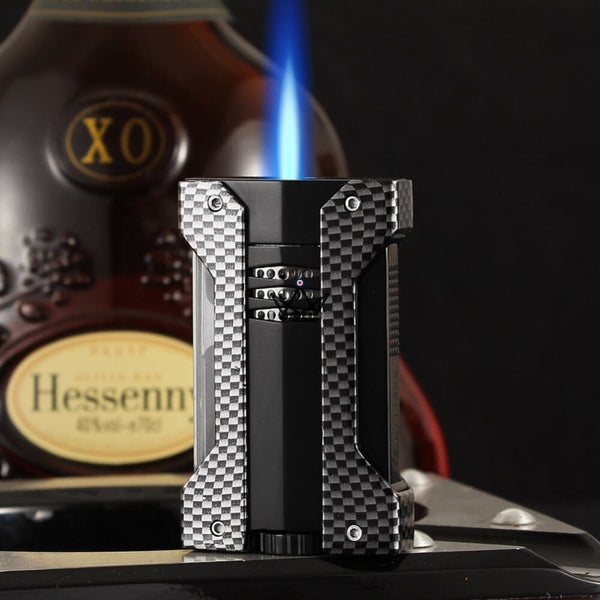 Briquet NYFE CARBON : quand la flamme torche rencontre la fibre de carbone dans un accessoire d'exception