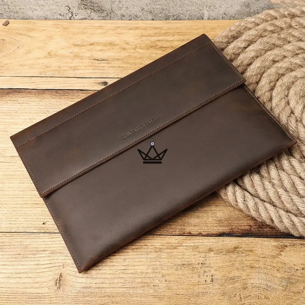 Personalisierbare Macbook-Hülle aus Leder 13"-14" - Voyageur MISSIVE