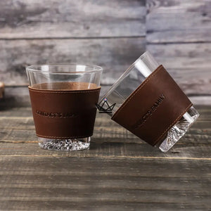Manchette en cuir personnalisable pour verre à whisky - Voyageur Sleeve - [] - manchette a verre personnalisable - Cadeau, Noël, Anniversaire, Original, Fête des pères, fête des mères - Atelier Atypique