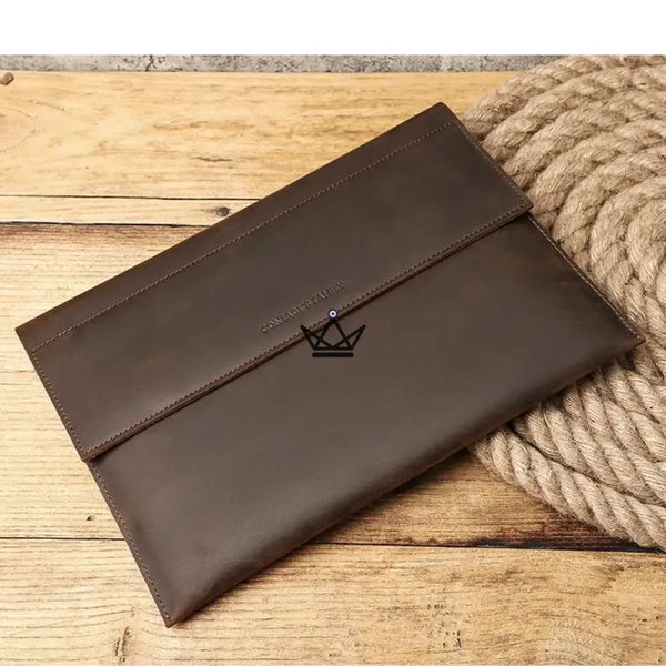 Personalisierbare Macbook-Hülle aus Leder 13"-14" - Voyageur MISSIVE