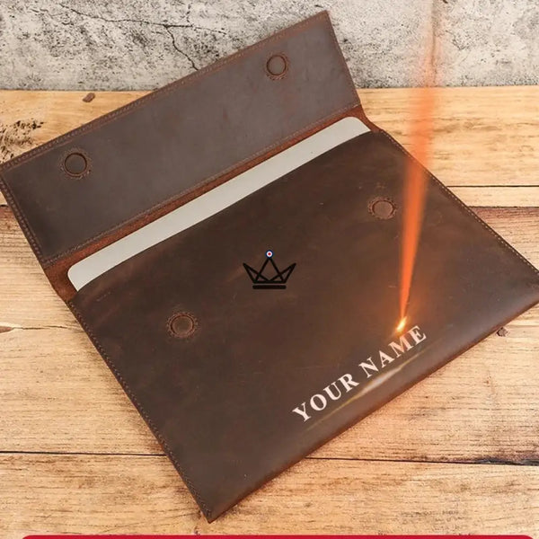 Personalisierbare Macbook-Hülle aus Leder 13"-14" - Voyageur MISSIVE