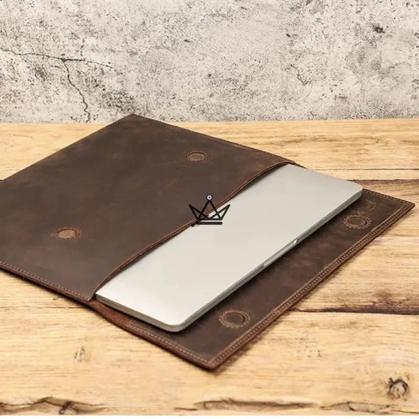Personalisierbare Macbook-Hülle aus Leder 13"-14" - Voyageur MISSIVE