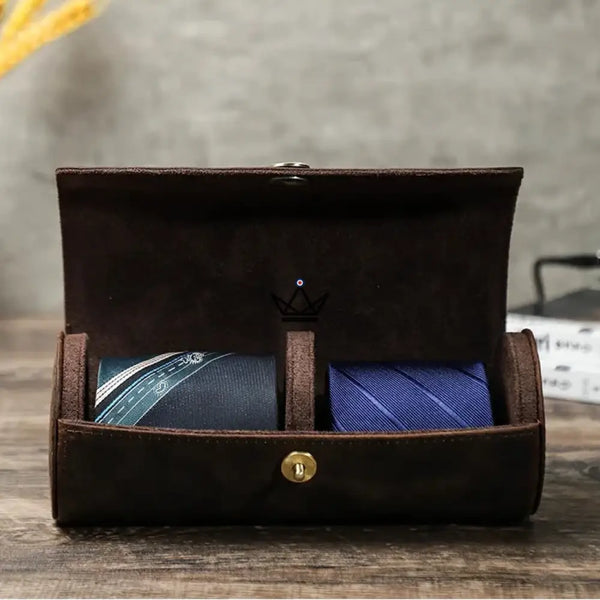 Étui à cravates en cuir personnalisable, 1 ou 2 cravates - Voyageur ASCOT - ["Divers personnalisable","maj-desc","maj-filtre","Maroquinerie Personnalisable"] - etui cravate personnalisable - Cadeau, Noël, Anniversaire, Original, Fête des pères, fête des mères - Atelier Atypique