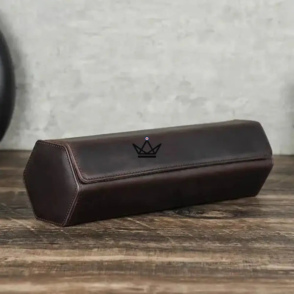 Etui de voyage personnalisable pour montre automatique en cuir - Voyageur Hexagone - ["Maroquinerie Personnalisable"] - etui montre personnalisable - Cadeau, Noël, Anniversaire, Original, Fête des pères, fête des mères - Atelier Atypique