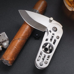 Coupe-cigare SWORD — Lame Rotative Demi-Lune, Acier Inox Brossé | Écrin Collection Inclus - ["maj-filtre"] - Coupe Cigare - Cadeau, Noël, Anniversaire, Original, Fête des pères, fête des mères - Atelier Atypique