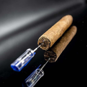 Stylo Perceur Cigare AXE — Métal 14,7 cm, Lot de 2, Noir & Bleu | Écrin Cadeau Inclus - ["maj-filtre"] - Coupe Cigare Out - Cadeau, Noël, Anniversaire, Original, Fête des pères, fête des mères - Atelier Atypique